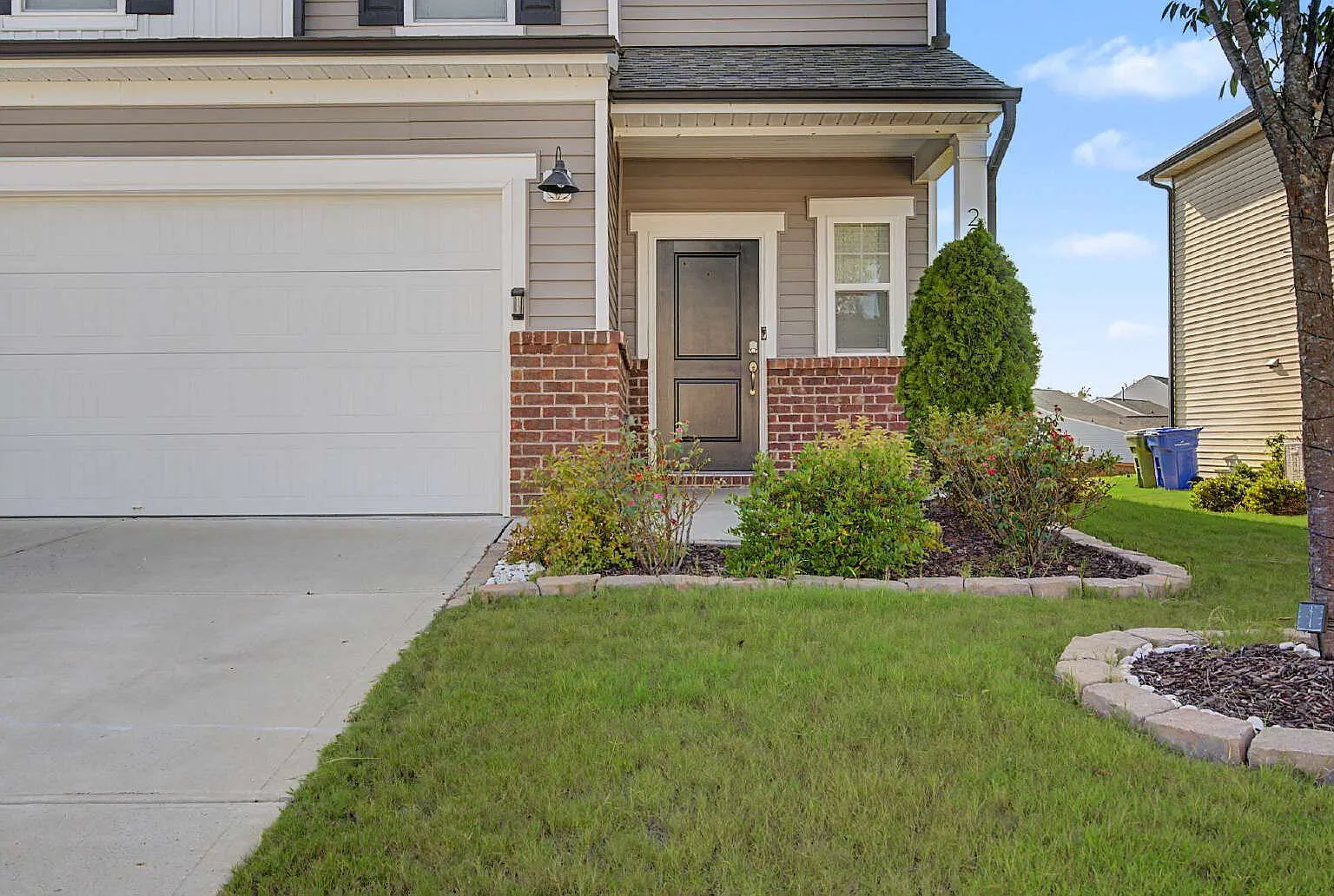 4 bed, 3.0 bath, 2576 sqft, $2,395 — Photo 2