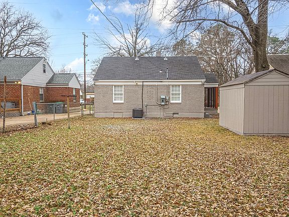 3rd image of 810 Loeb St