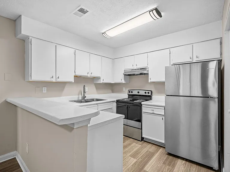 Castle Creek Apartments: Welcome Home to Comfort and Premier Living in Decatur, GA — Photo 6