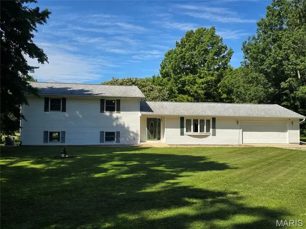 567 Lakecrest Trl, Hillsboro, IL 62049