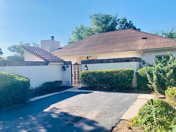 Front Exterior & Driveway