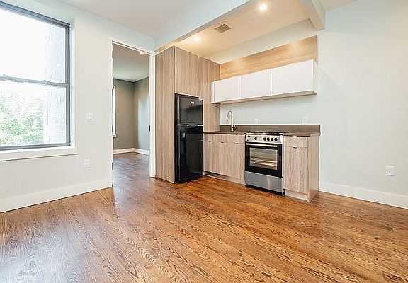 3rd image of 903 Saint Johns Pl APT 2D