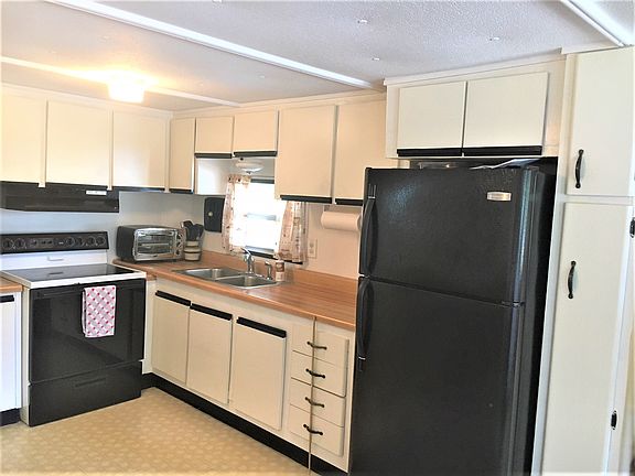 PLENTY OF CABINETS!