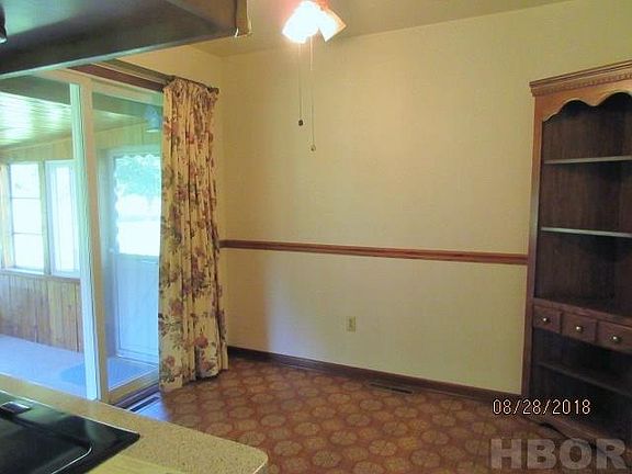 4th image of 2411 Courtly Dr