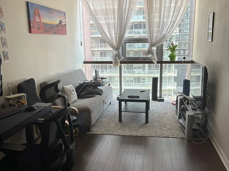 393 King St W #807 — Photo 16