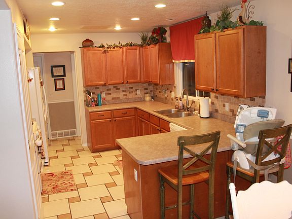 4th image of 223 E Clermont Ln