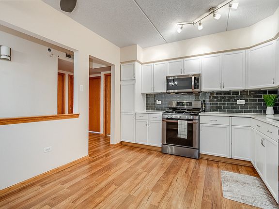 5th image of 1636 Ashland Ave Unit 204