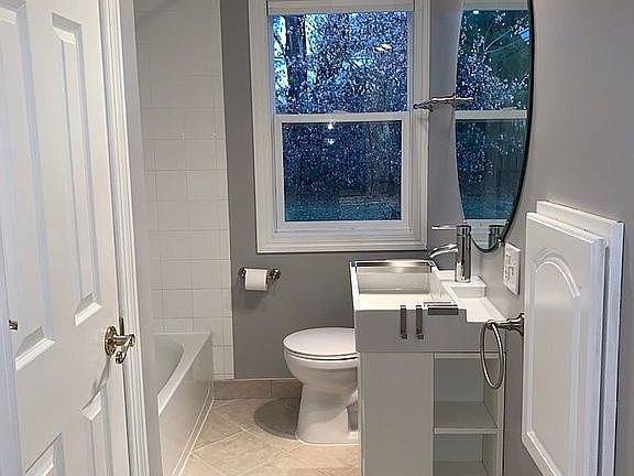 upper level full bath