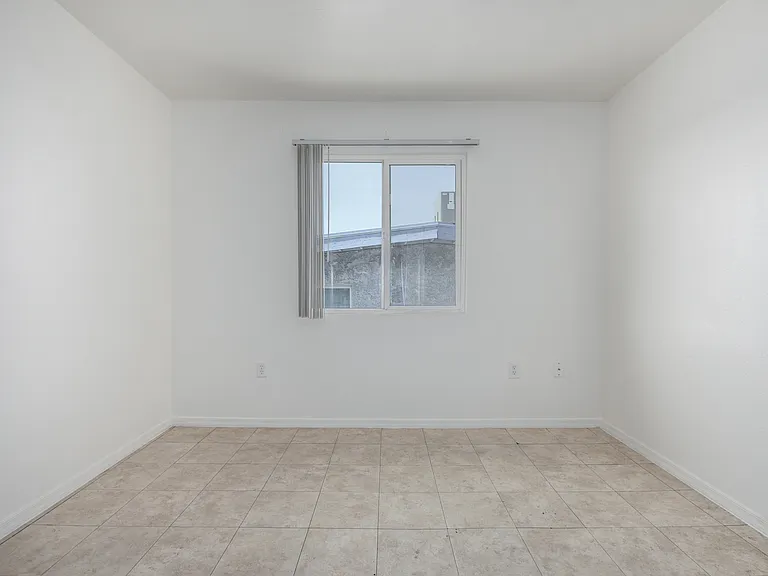 Glendale West — Photo 16