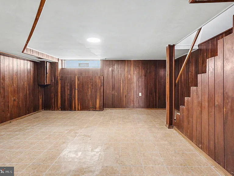 828 Saint Dunstans Rd — Photo 15
