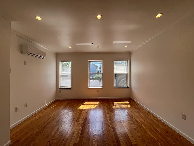 377 Danforth Ave #1R — Photo 4