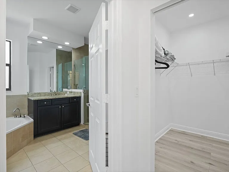 10016 NW 89th Ter — Photo 5