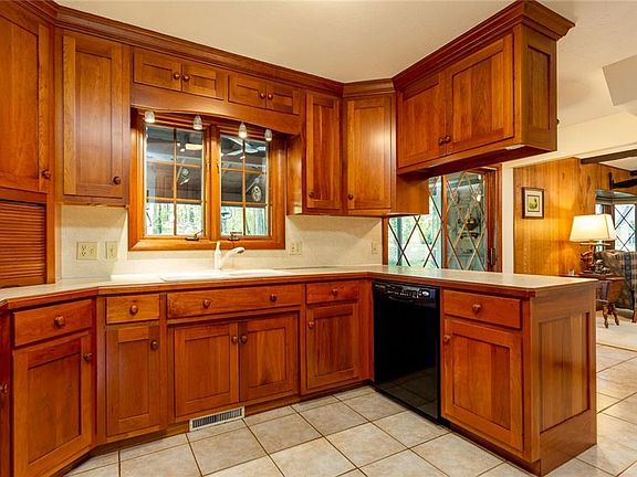 3rd image of 308 Sassafras Dr