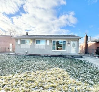 28521 Ursuline St, Saint Clair Shores, MI, 48081