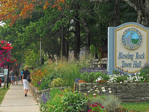 2nd image of 5828 Blowing Rock Blvd