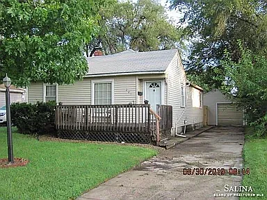221 E Kirwin Ave — Photo 2