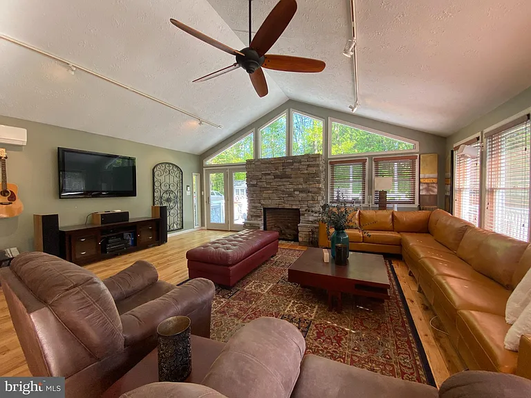1251 Hinton Dr — Photo 22