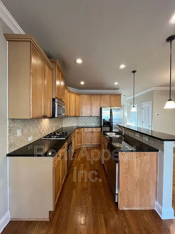 3 bed, 2.5 bath, 1998 sqft, $2,650 — Photo 2