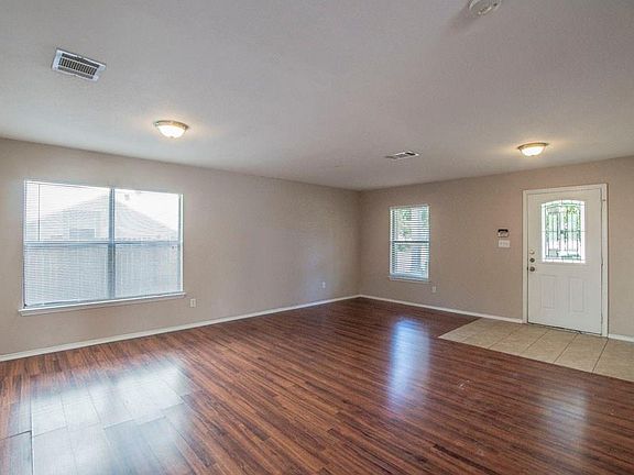 4th image of 1043 Canterbury Trl