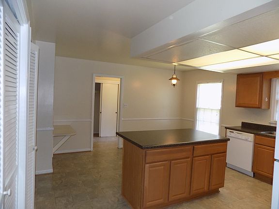 5th image of 590 Falmouth Cir