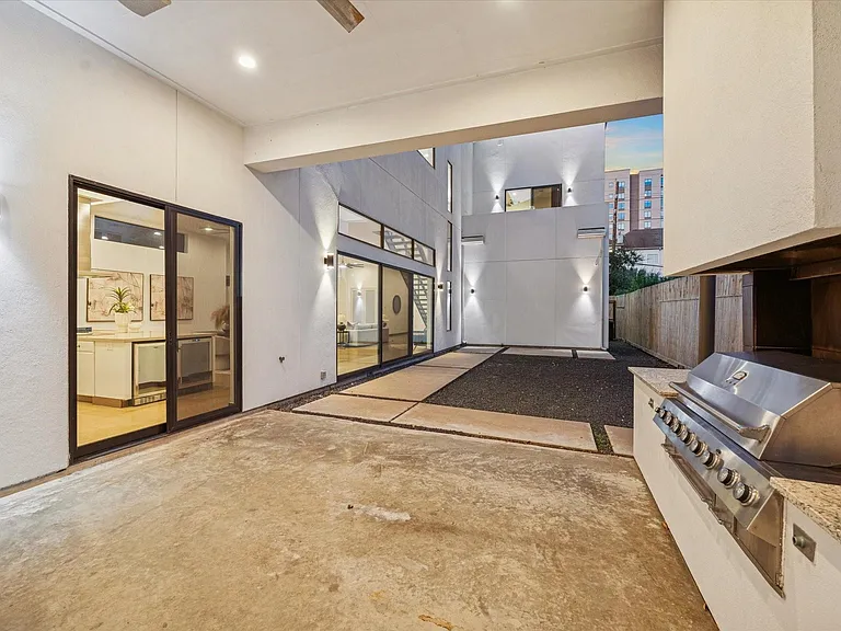 118 Tuam St — Photo 39