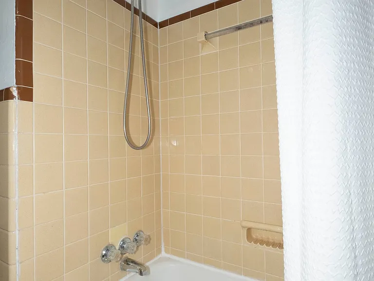 3174 Sherbrooke Rd #LOWER — Photo 9