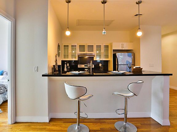 5th image of 901 S Broadway #204