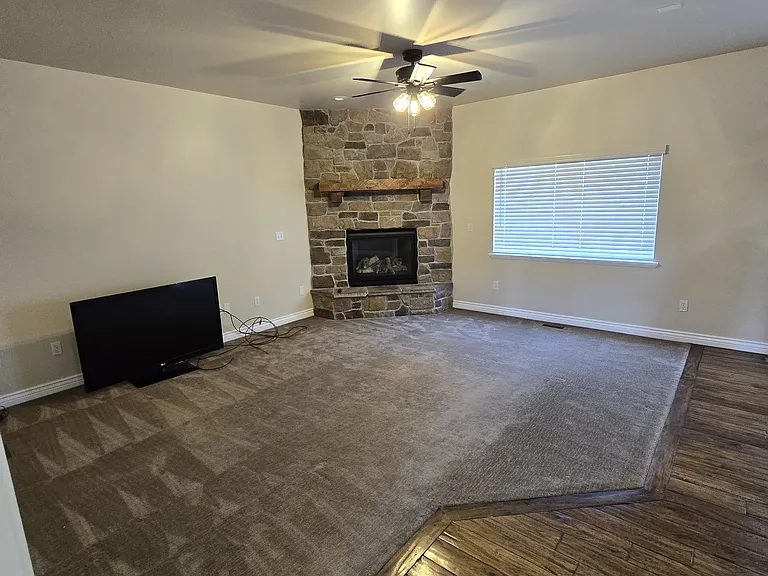 358 E Wayne Ct — Photo 16