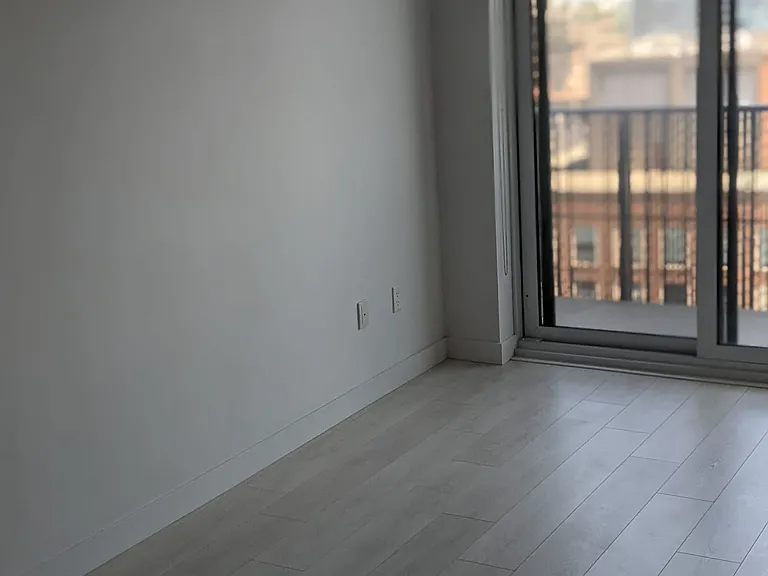 8 Eglinton Ave E #1410 — Photo 4