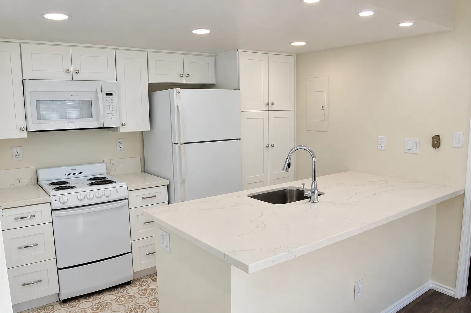 2 bed, 748 sqft, $2,950 — Photo 3