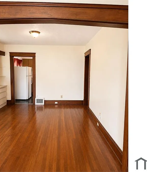 3 bed, 1000 sqft, $1,300 — Photo 2