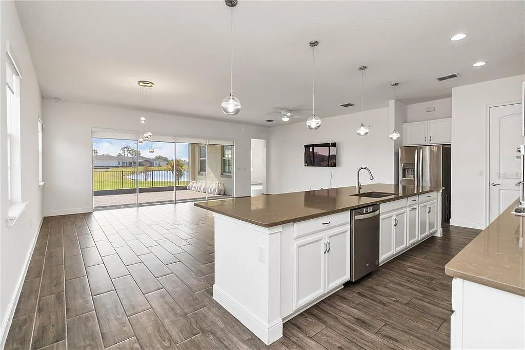 4 bed, 4.0 bath, 2870 sqft, $3,000 — Photo 4