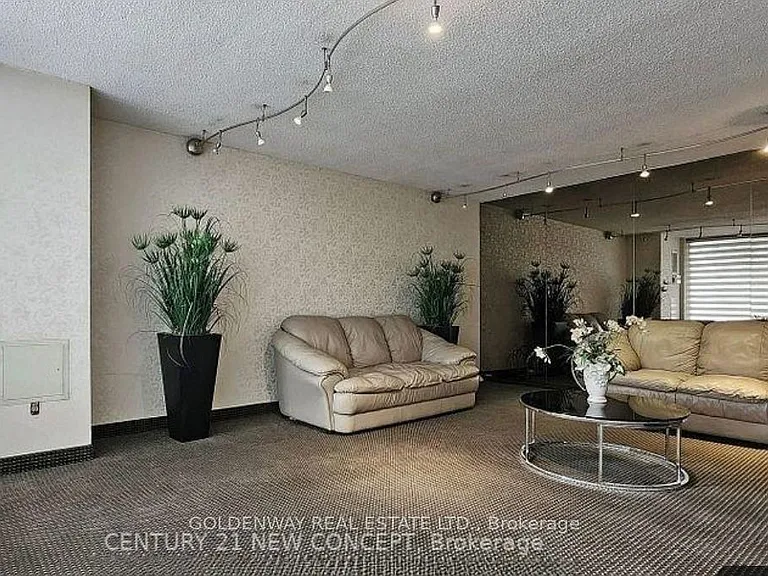 7451 Yonge St #202 — Photo 5