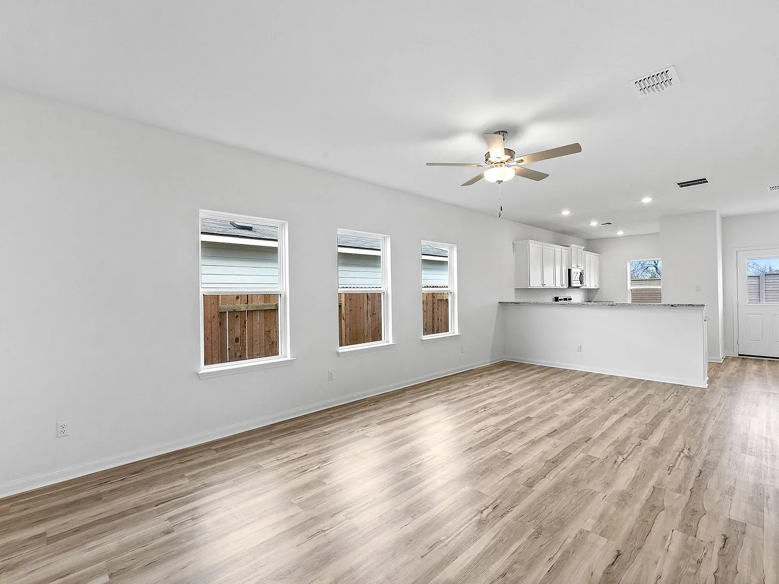 4 bed, 2.5 bath, 1924 sqft, $2,565 — Photo 2