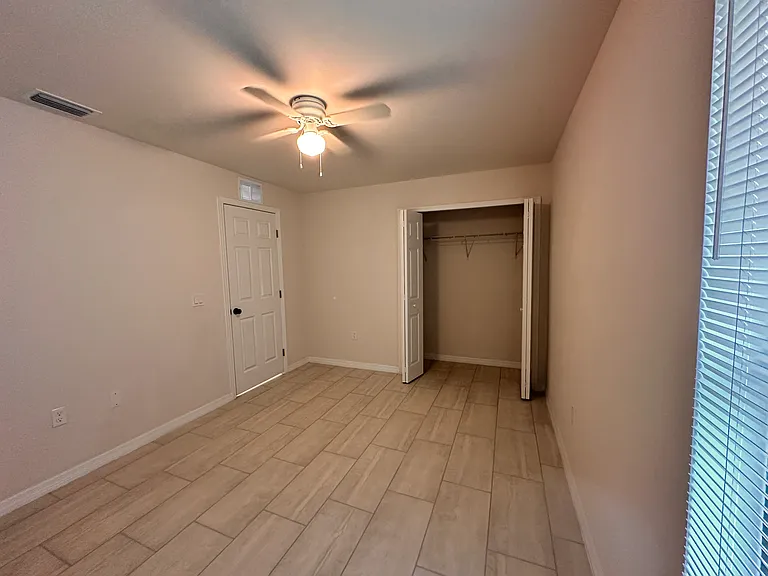 1010 NE 15th Ln — Photo 3