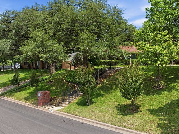 3rd image of 1209 Southwood Dr