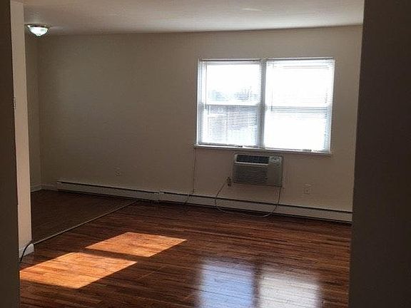 3rd image of 141 Holmes St