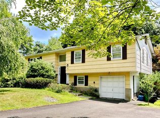 2 Dunhill Ln, Monsey, NY 10952