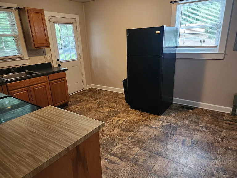 145 Crestview Dr — Photo 4