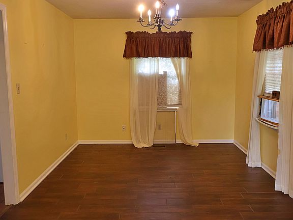 4th image of 2912 Hillcrest Dr
