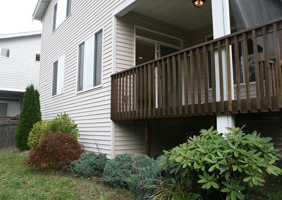 2nd image of 413 Graham Ave NE