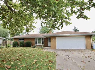 58 Rainbow Dr, Pekin, IL