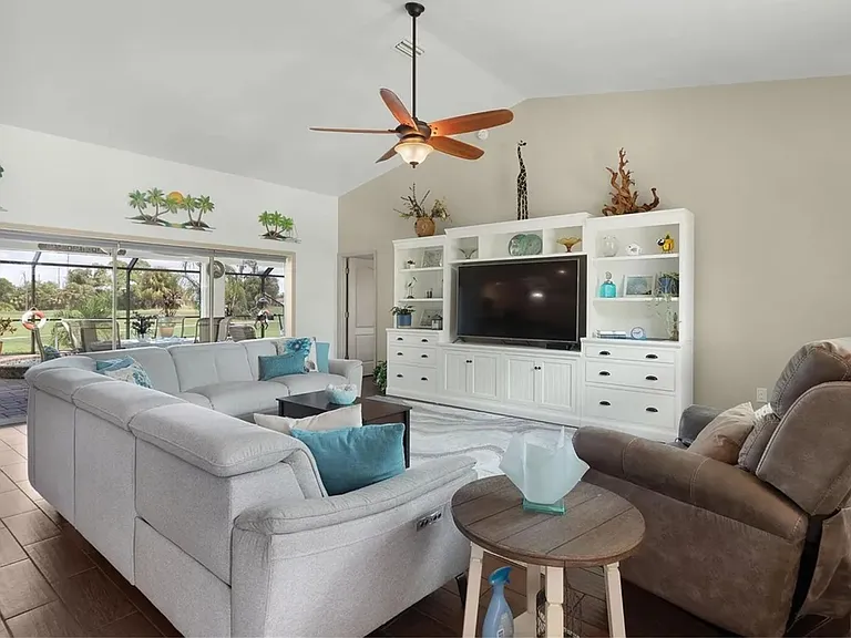 24 Clubhouse Ct — Photo 5