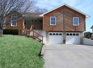 6823 T Gabbert Dr, Pleasant Valley, MO 64068