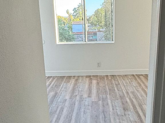 3rd image of 21826 Saticoy St #3