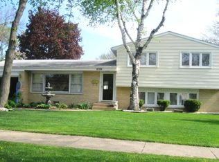1006 W Frontenac Dr, Arlington Heights, IL 60004