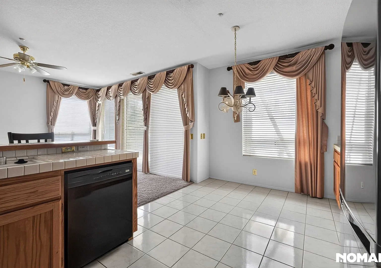 Spacious 4BR House in Fontana — Photo 3