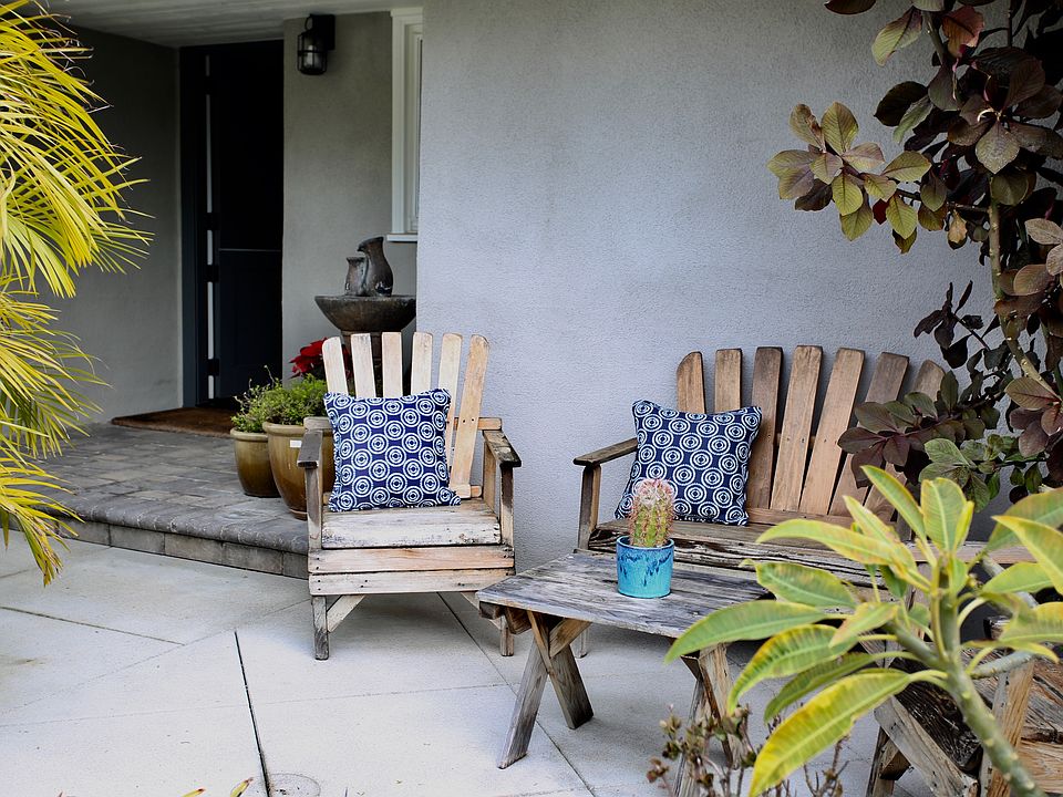  SunsetPatio off front/entry