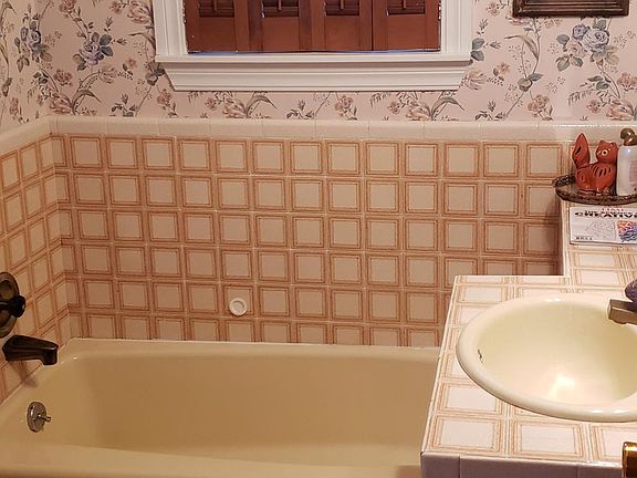 Large tub in 2nd bathroom