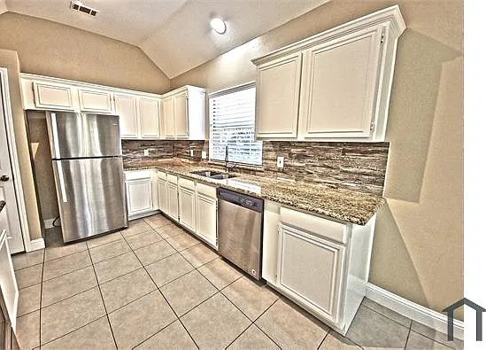 3 bed, 2000 sqft, $2,300 — Photo 2